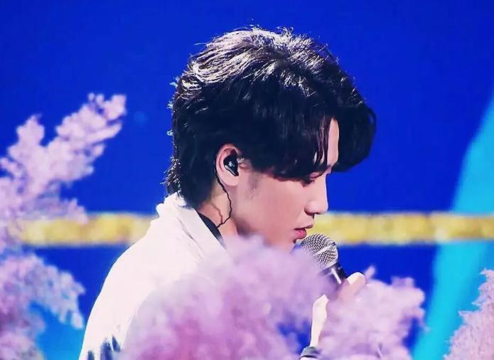 这么快就红出圈！却被爆黑幕，有后台？竟结婚了？他俩到底啥关系