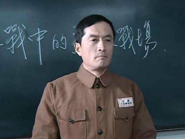 《亮剑》中他被李云龙俘虏,竟格外嚣张!原来真正原型是这个人!