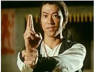 他们是亲兄弟,哥哥成著名导演,弟弟却不温不火,如今隐退幕后