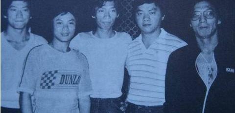 他们是亲兄弟,哥哥成著名导演,弟弟却不温不火,如今隐退幕后