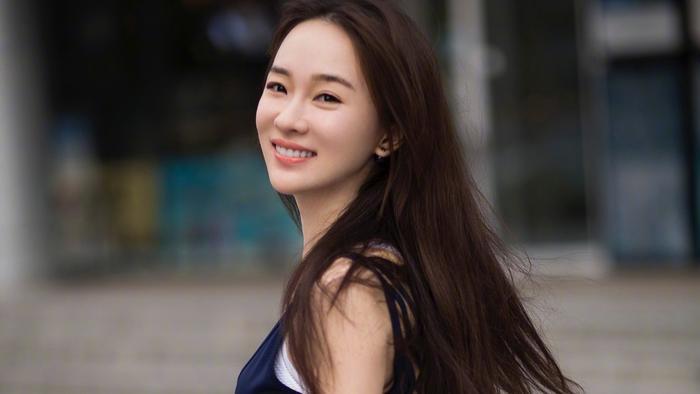 霍思燕上节目年龄被写错, 她这样子化解, 临场反应被赞: 高情商!