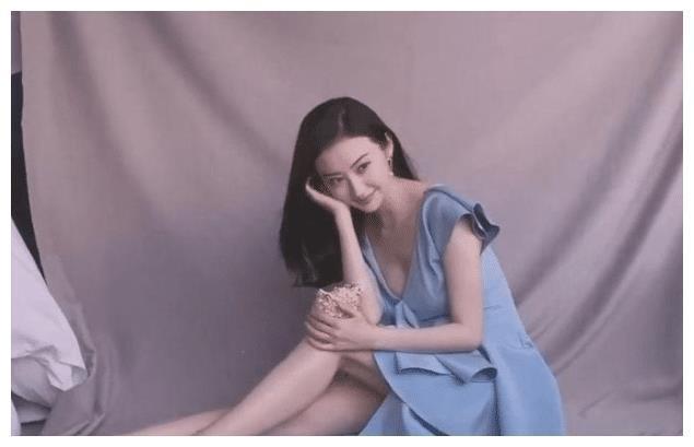 有种腿叫做景甜的“炼乳腿”,开叉到大腿的礼服