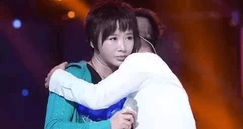 《小芳》原唱李春波近照, 终于迎娶“小芳”本人, 原来长这么