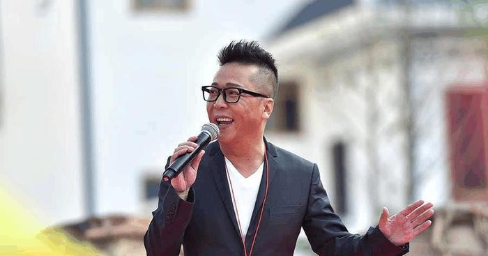 《小芳》原唱李春波近照, 终于迎娶“小芳”本人, 原来长这么