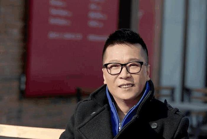 《小芳》原唱李春波近照, 终于迎娶“小芳”本人, 原来长这么
