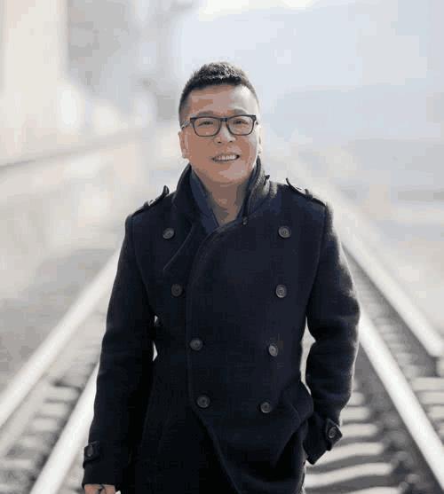 《小芳》原唱李春波近照, 终于迎娶“小芳”本人, 原来长这么