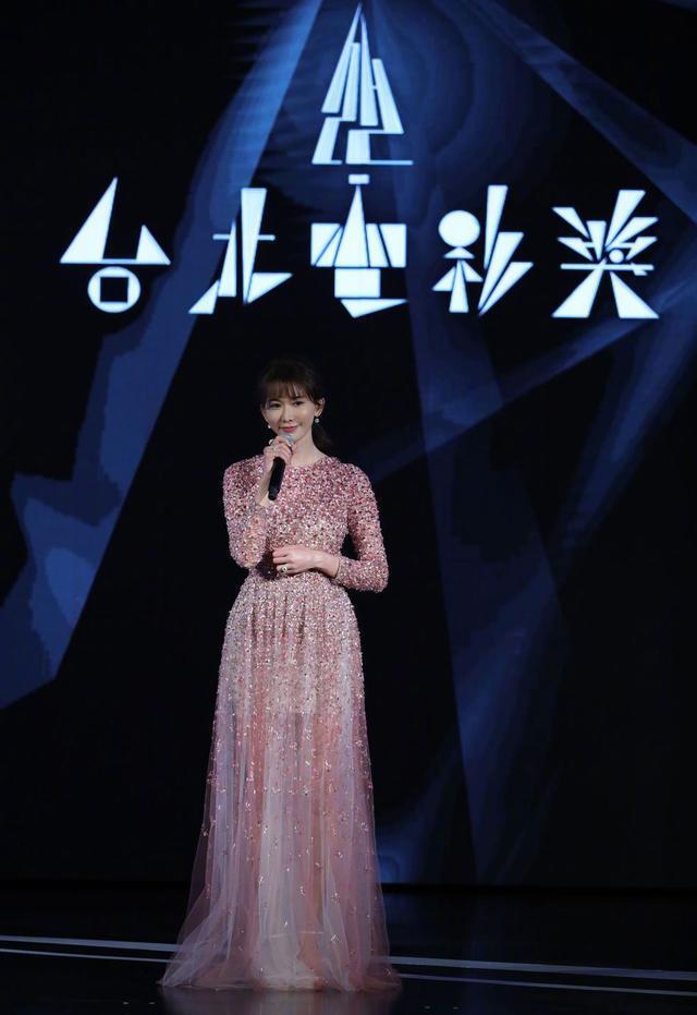 林志玲婚后一年依旧没变，穿粉色亮片透视裙，配齐刘海甜美又撩人