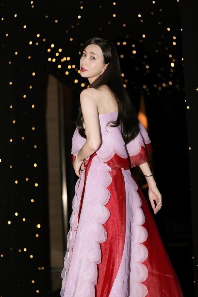 林志玲婚后一年依旧没变，穿粉色亮片透视裙，配齐刘海甜美又撩人