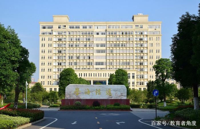 校名看起来很高级，像是211重点大学，实际上就是普通二本罢了