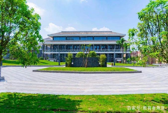 校名看起来很高级，像是211重点大学，实际上就是普通二本罢了