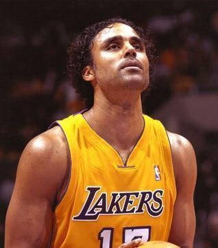 曾经他与科比一同创造湖人的光辉,退役后选择下海当演员