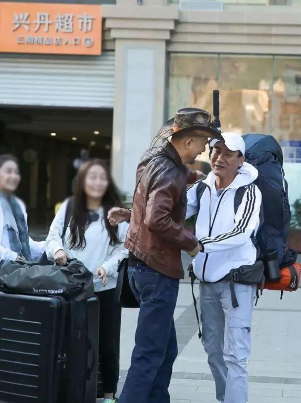 香港影帝与恶人专业户四川相聚拖手拥抱 难忘两人年轻时吻戏