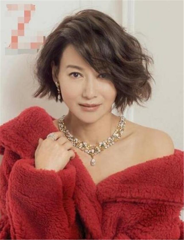 58岁惠英红冬日写真集,像回到了80年代,给人记忆的重塑!