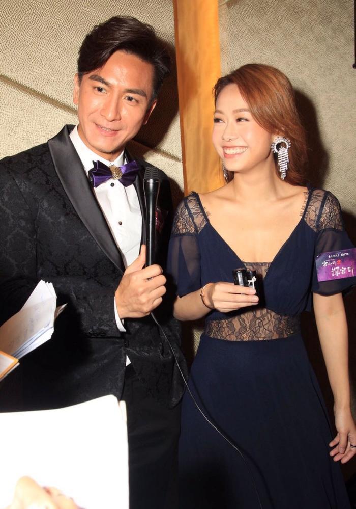 马国明前女友黄心颖越美越高调，穿深蓝色蕾丝连衣裙，优雅大气