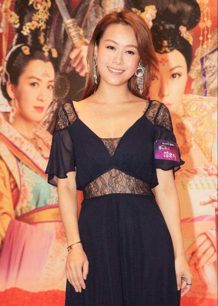 马国明前女友黄心颖越美越高调，穿深蓝色蕾丝连衣裙，优雅大气