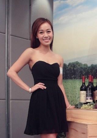 马国明前女友黄心颖越美越高调，穿深蓝色蕾丝连衣裙，优雅大气