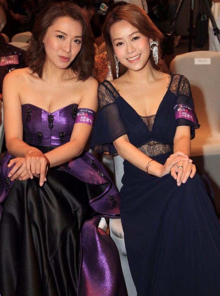 马国明前女友黄心颖越美越高调，穿深蓝色蕾丝连衣裙，优雅大气