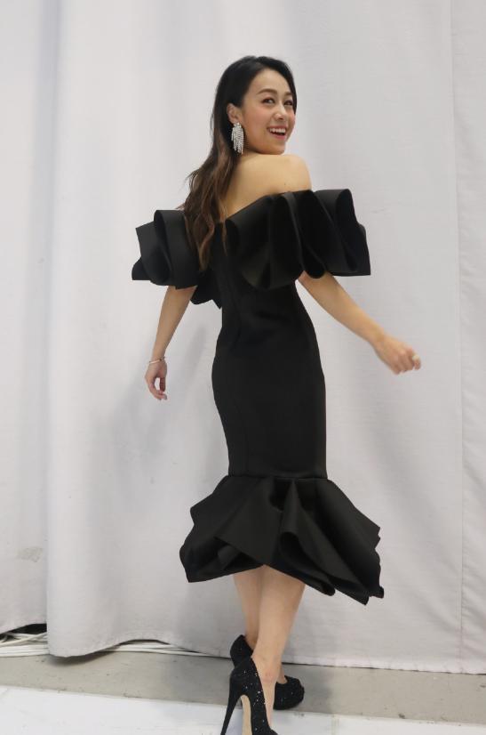 马国明前女友黄心颖越美越高调，穿深蓝色蕾丝连衣裙，优雅大气