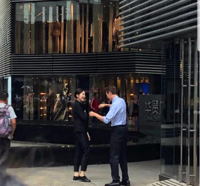 网友偶遇陈伟霆和古力娜扎,举止亲密其实是在拍新戏