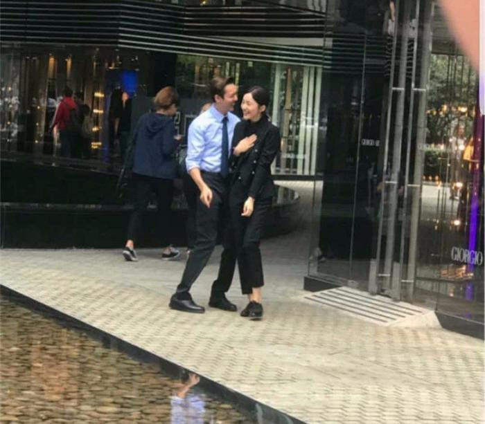 网友偶遇陈伟霆和古力娜扎,举止亲密其实是在拍新戏
