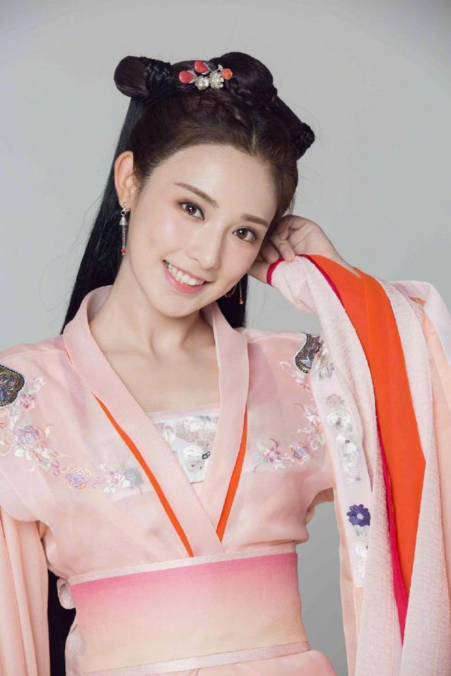 组图：《东宫》未曝光定妆照放出“小枫”彭小苒华美宫装温婉可人