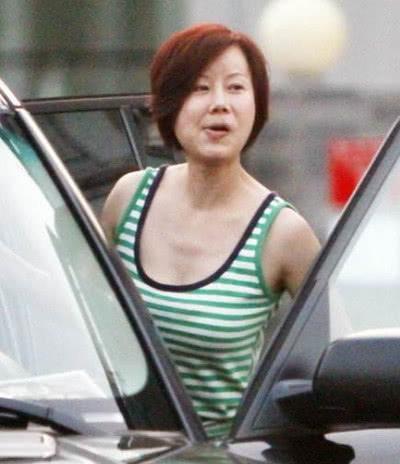 49岁满文军近照,前两任老婆都貌美如花,如今单身生活落魄