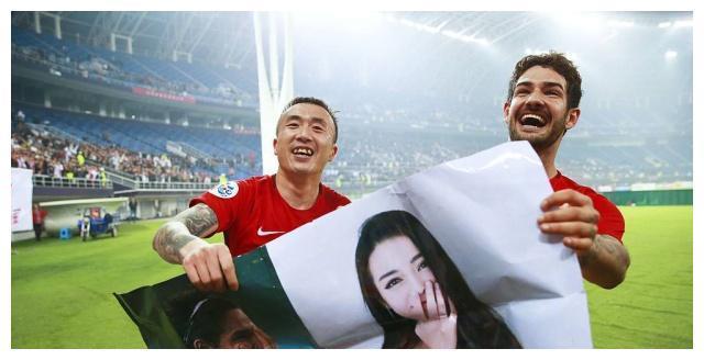 帕托没能“拿下”迪丽热巴却收获新恋情，这次又是“姐弟恋”