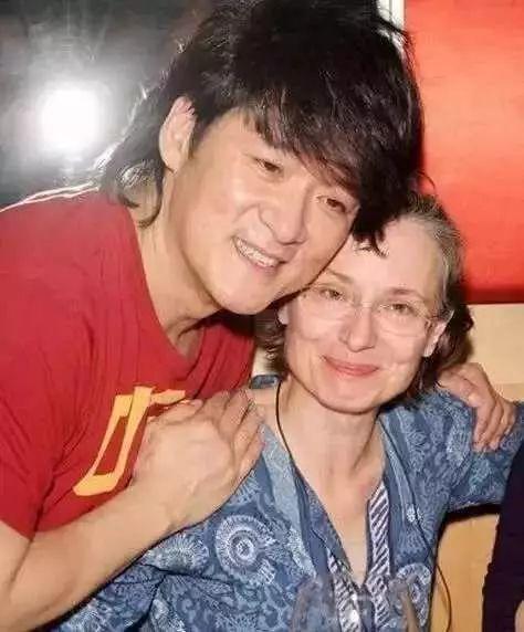 周华健老婆满头白发两人形同母子,却一直不弃糟糠妻才是真爱!