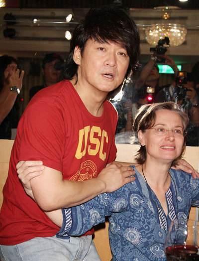 周华健老婆满头白发两人形同母子,却一直不弃糟糠妻才是真爱!