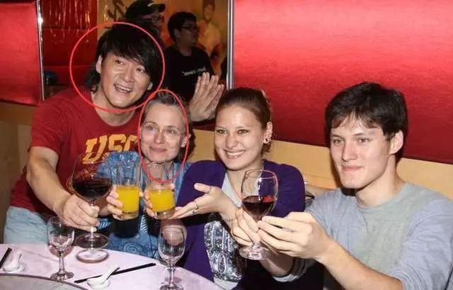 周华健老婆满头白发两人形同母子,却一直不弃糟糠妻才是真爱!