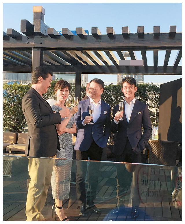 赵雅芝一家三口同框 儿子帅气抢镜 网友:高颜值的一家人!