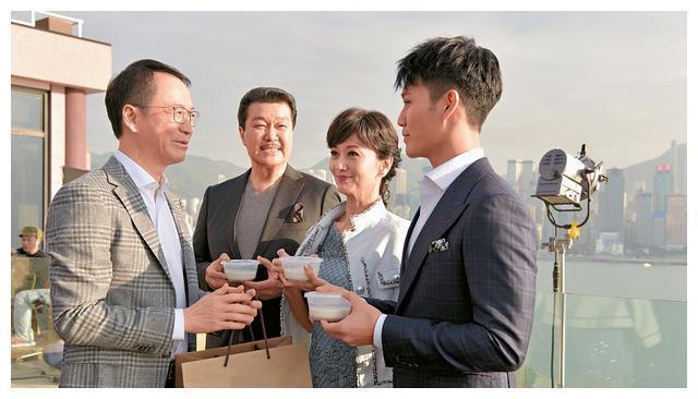 赵雅芝一家三口同框 儿子帅气抢镜 网友:高颜值的一家人!