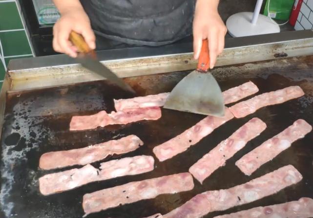 点100元的烤冷面是怎样的体验？看这场面就不简单，一次吃到爽