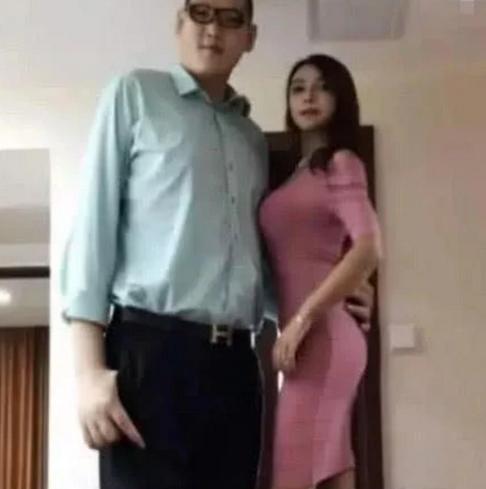 饰演潘金莲走红后嫁给侏儒,身高不到1米,如今又与巨人症在一起