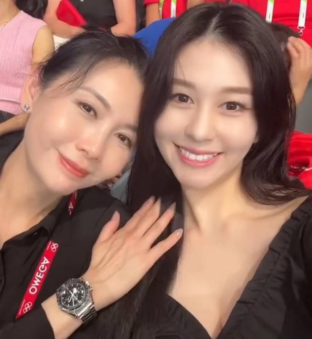 邱淑贞一家现身巴黎看奥运会 同女儿沈月贴脸自拍