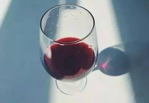 女人每晚睡前喝红酒会不会发胖