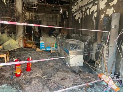 ​“玻璃门一下全裂开，全是浓烟”，今早，杭州一家手机店起火_ZAKER新闻