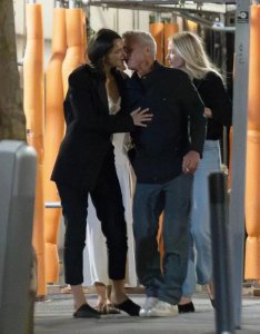 64岁影视传奇街头激吻妙龄女星,两度离婚后疑似情定异国