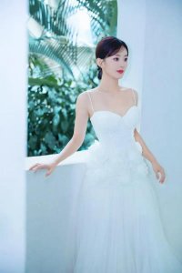 ​赵丽颖纯白婚纱大片释出 面露甜笑红唇吸睛