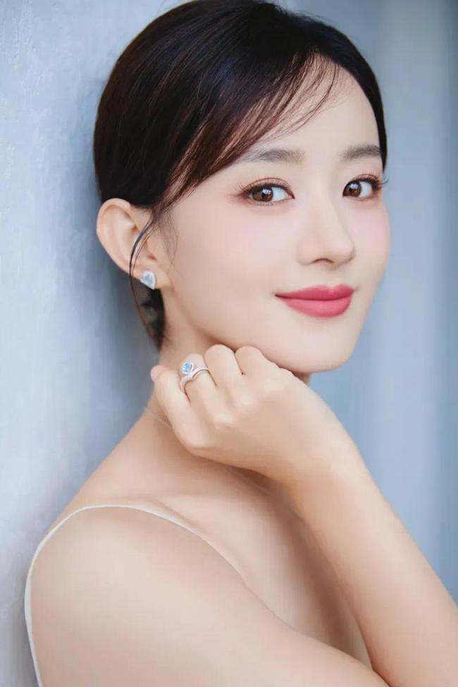 赵丽颖纯白婚纱大片释出 面露甜笑红唇吸睛