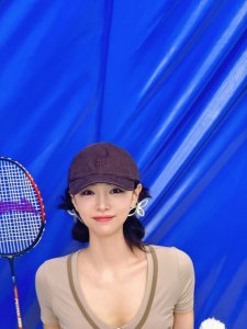 ​许佳琪晒打羽毛球照片 穿运动套装秀完美身材