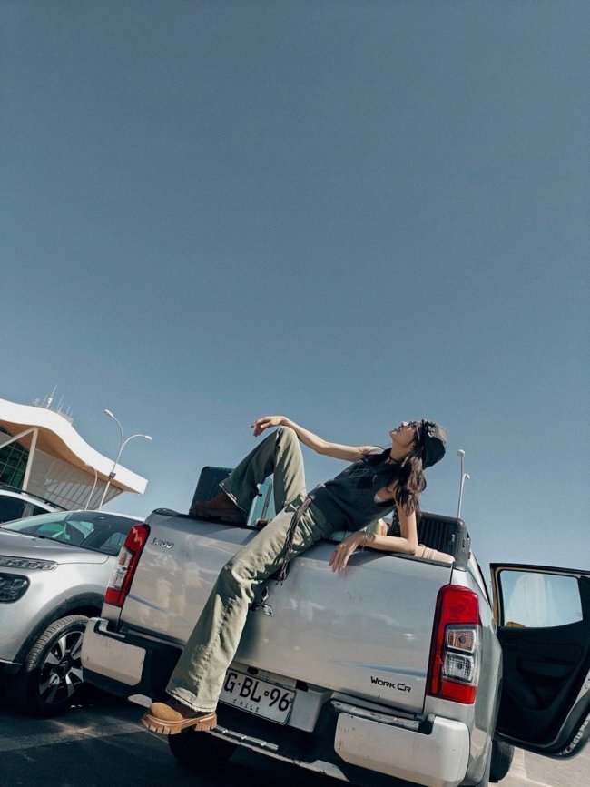 宋茜晒公路随拍随性松弛 放肆大笑潇洒不羁