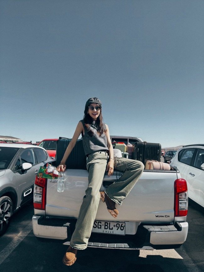 宋茜晒公路随拍随性松弛 放肆大笑潇洒不羁