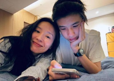 ​董洁带儿子看音乐节，顶顶长成少年版潘粤明，母子合影颜值高