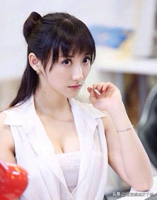 《废柴兄弟》中的李乐儿性感奔放 没想到生活中的她是这样的