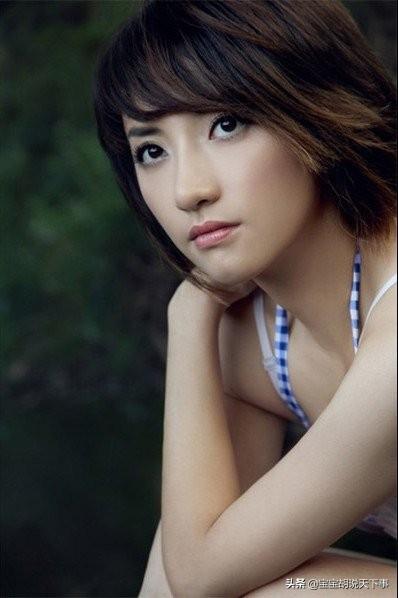 《废柴兄弟》中的李乐儿性感奔放 没想到生活中的她是这样的