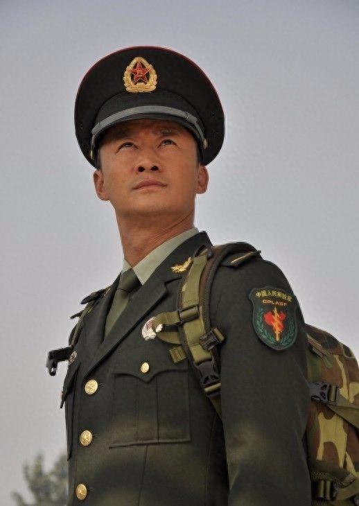 吴京军装照合集，网友：香港警服的吴京公认最帅！