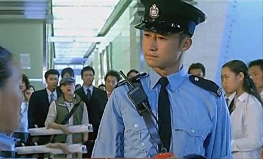 吴京军装照合集，网友：香港警服的吴京公认最帅！