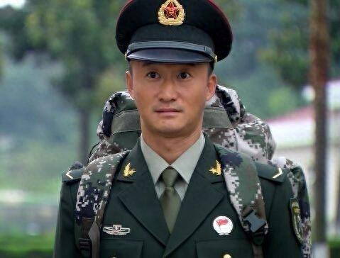 吴京军装照合集，网友：香港警服的吴京公认最帅！