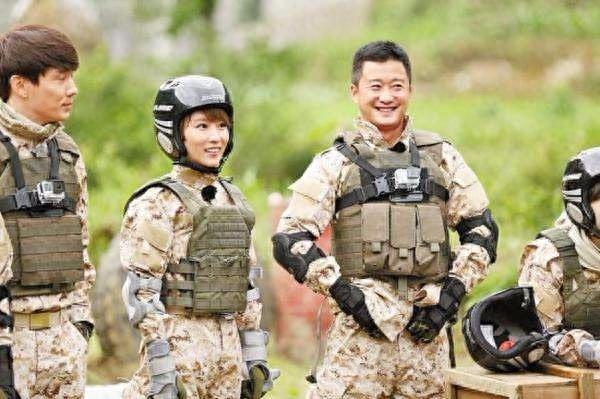 吴京军装照合集，网友：香港警服的吴京公认最帅！
